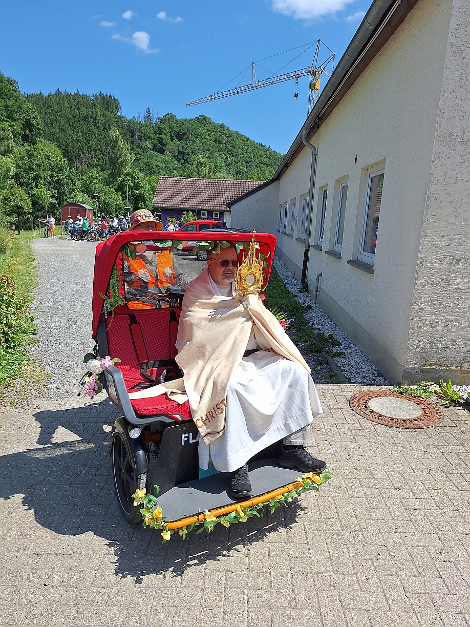 mit der Rikscha auf dem Weg zur Kirche