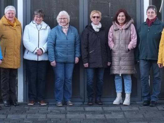 Der Vorstand mit den Helferinnen