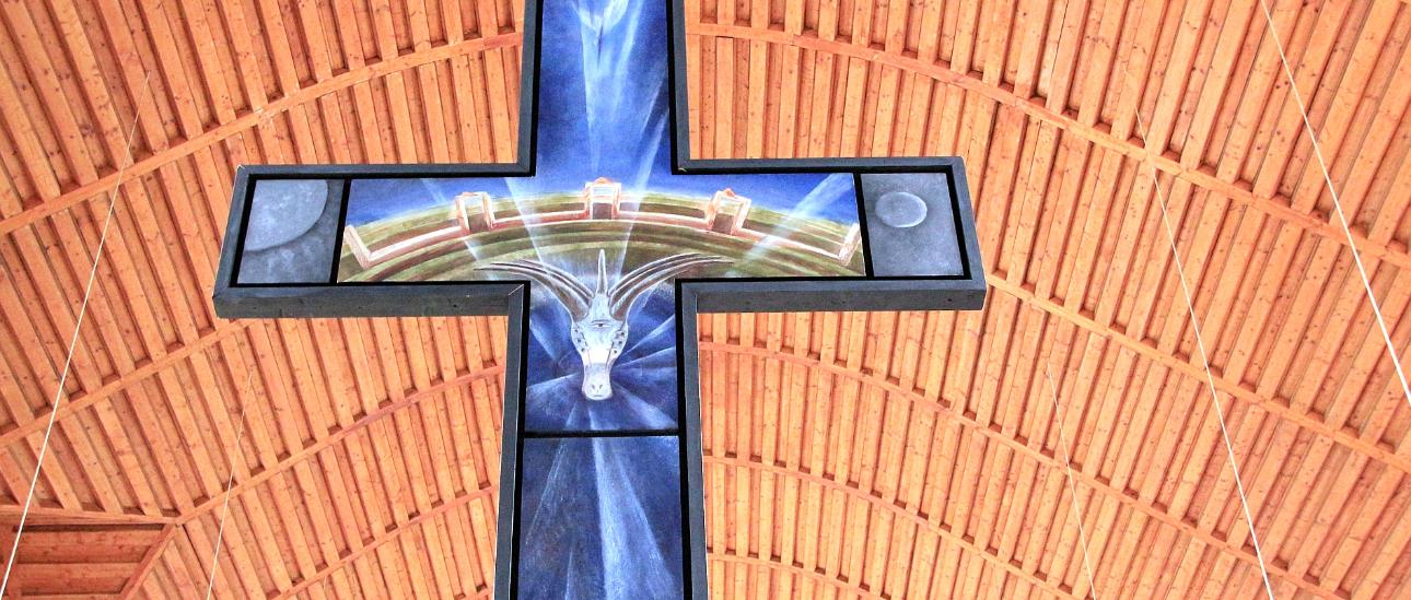 Das Altarkreuz von hinten