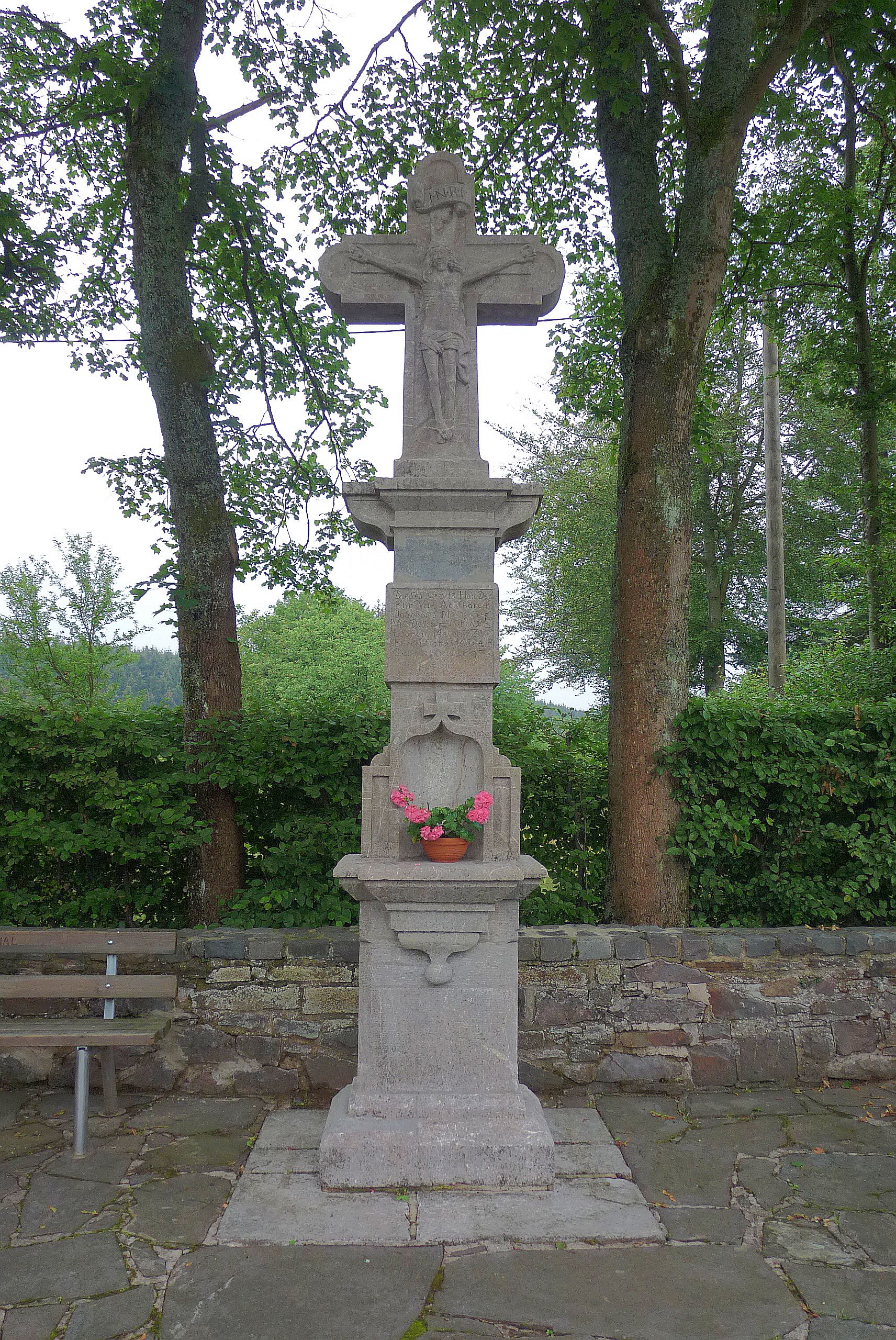 Errichtet von Pfr. Schumacher zum Protest gegen die Nazis