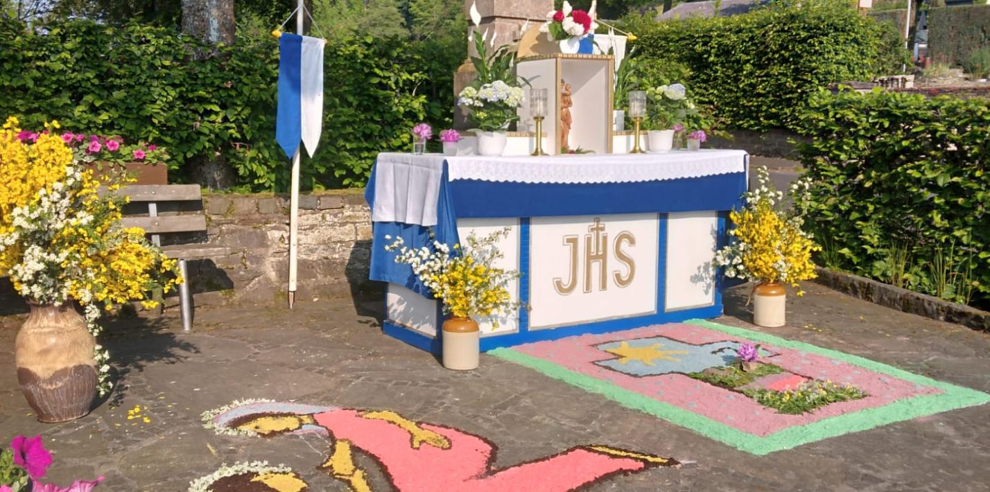 Errichtet für die Fronleichnamsprozession über den Burgbering nach langjähriger Pause