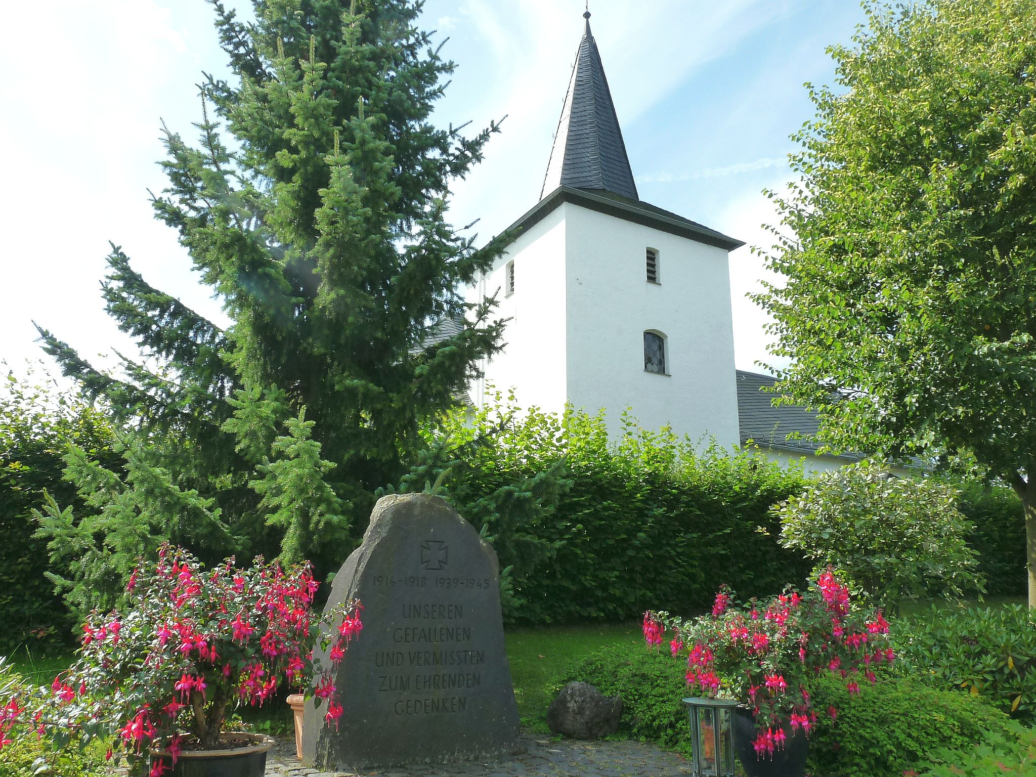 Die Kapelle St. Luzia mit Kriegerdenkmal (c) Werner Katzinski Die Kapelle St. Luzia mit Kriegerdenkmal