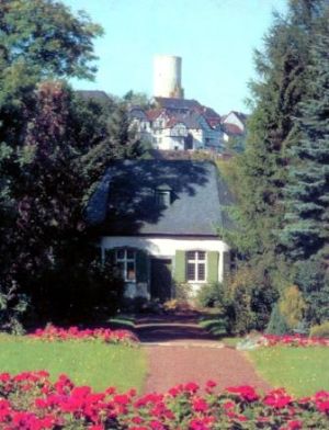 Blick auf Gartenhaus und Burg
